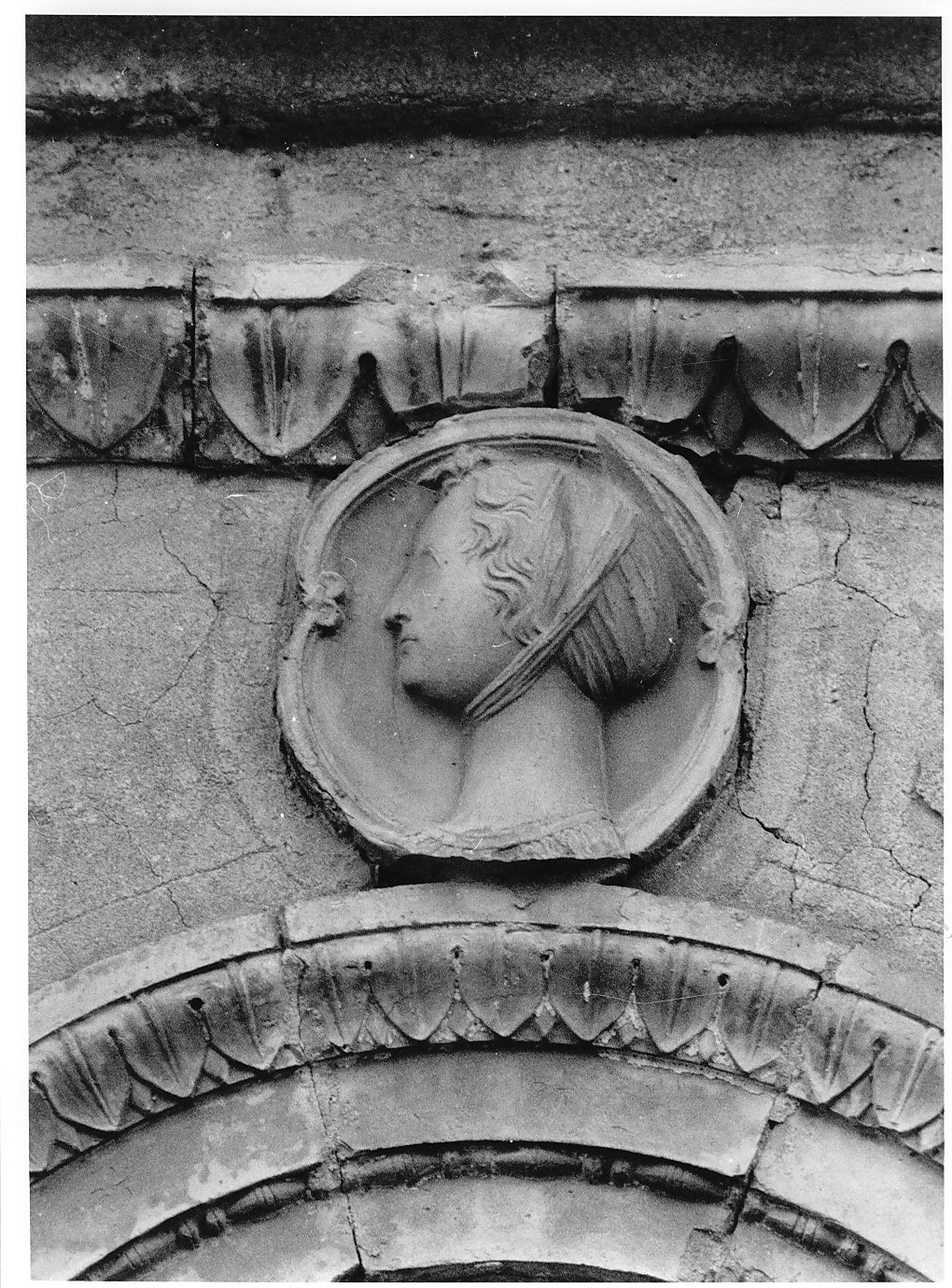 santa (decorazione plastica, opera isolata) - bottega lombarda (fine/inizio secc. XV/ XVI)