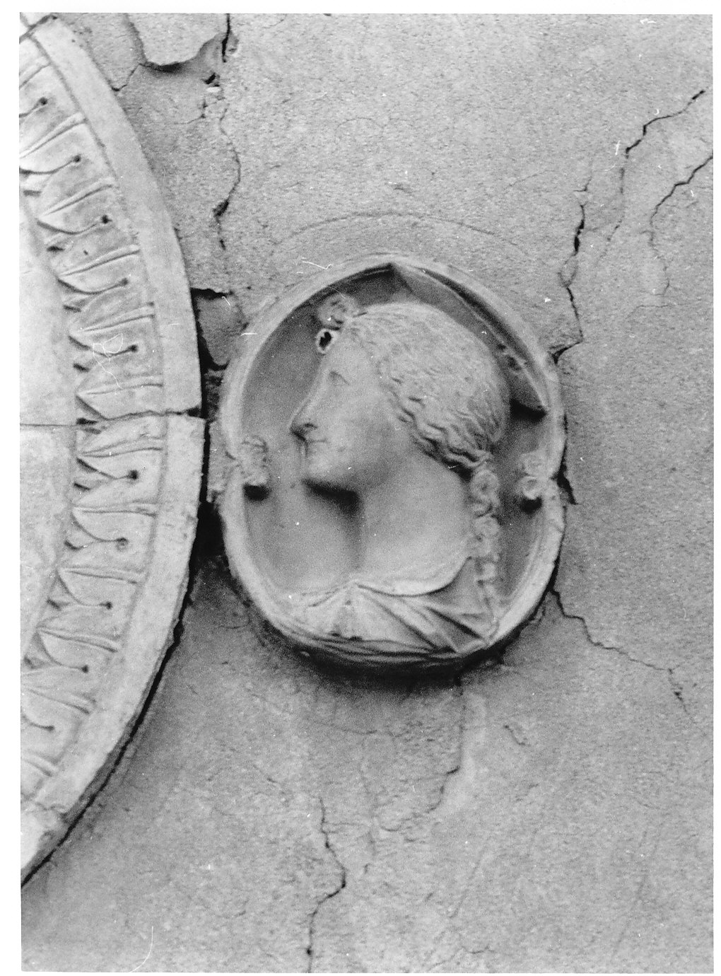 santa (decorazione plastica, opera isolata) - bottega lombarda (fine/inizio secc. XV/ XVI)