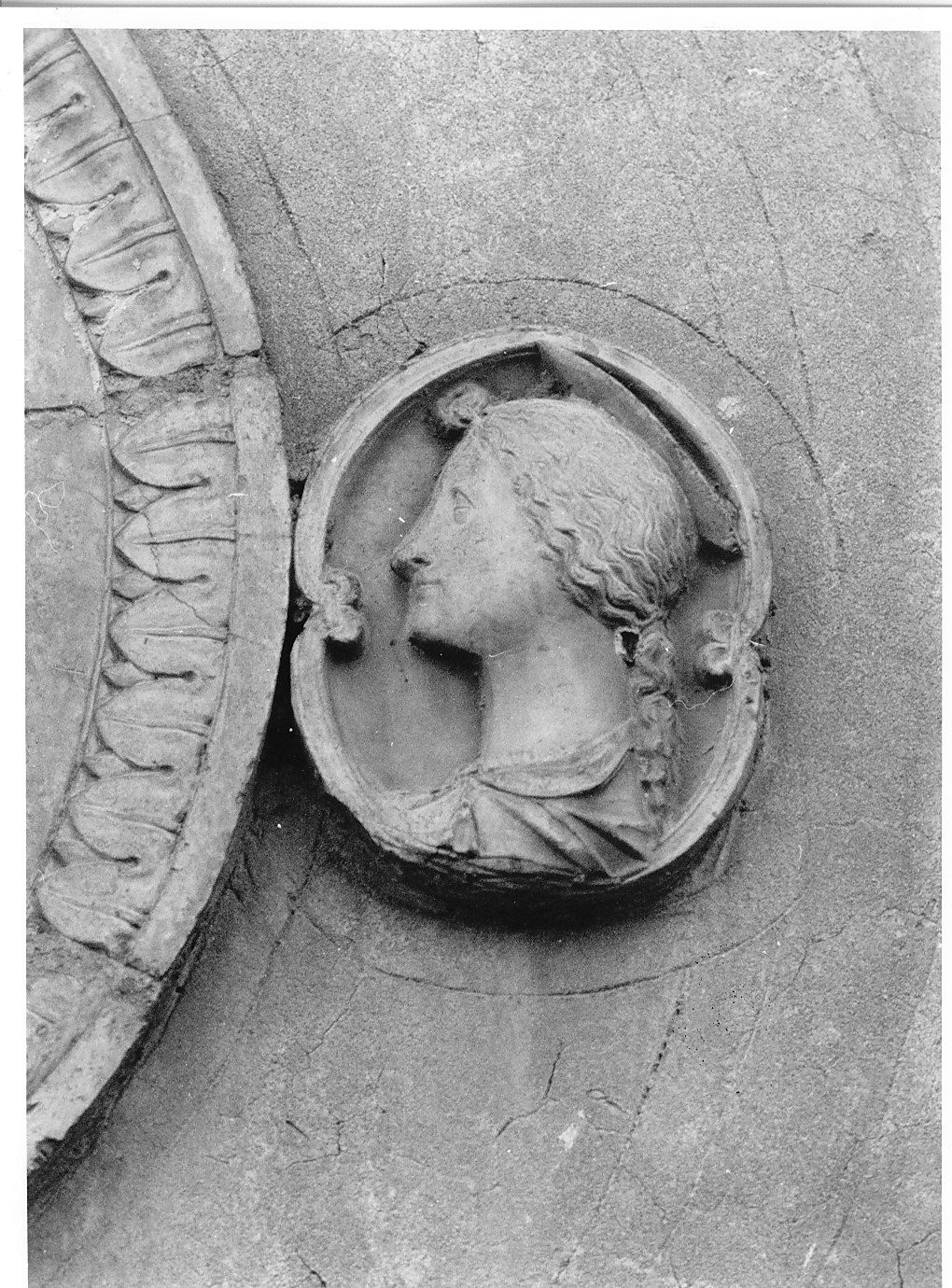 santa (decorazione plastica, opera isolata) - bottega lombarda (fine/inizio secc. XV/ XVI)