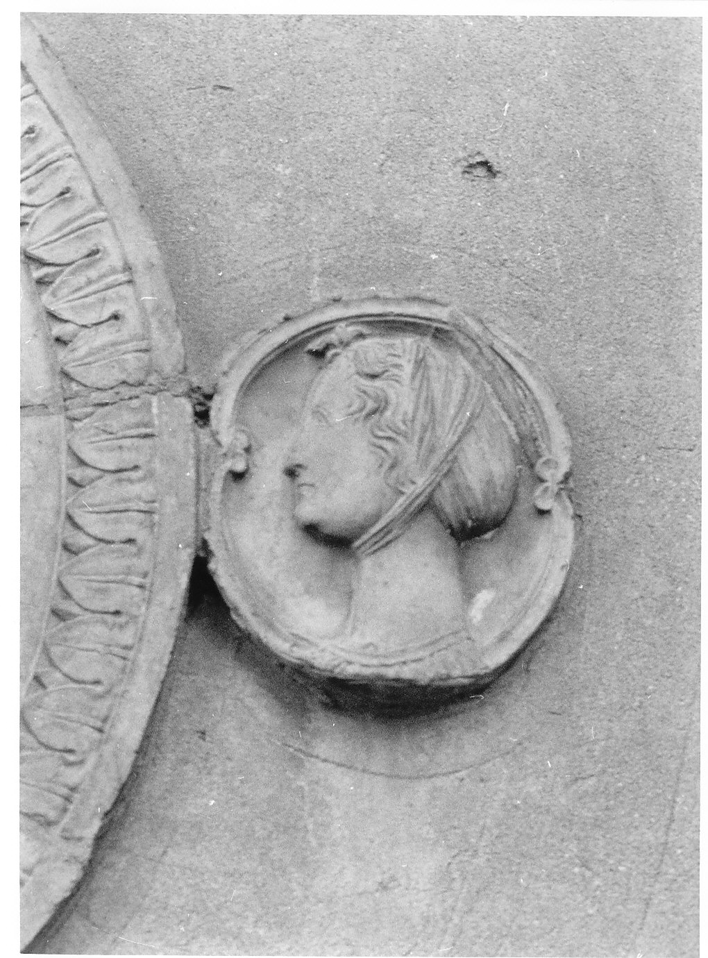 santa (decorazione plastica, opera isolata) - bottega lombarda (fine/inizio secc. XV/ XVI)