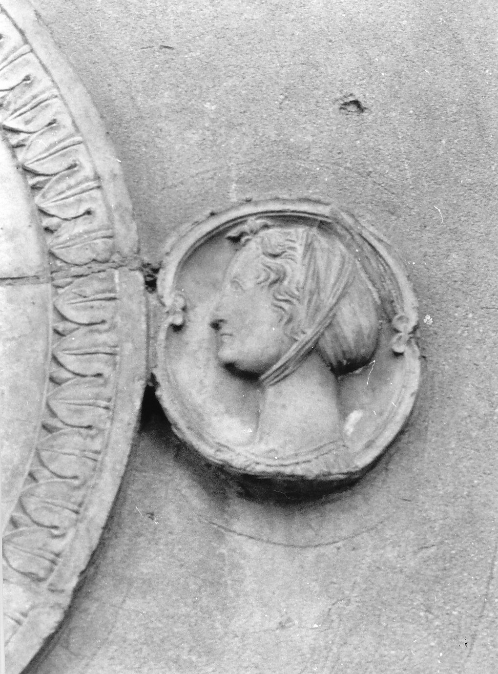 santa (decorazione plastica, opera isolata) - bottega lombarda (fine/inizio secc. XV/ XVI)