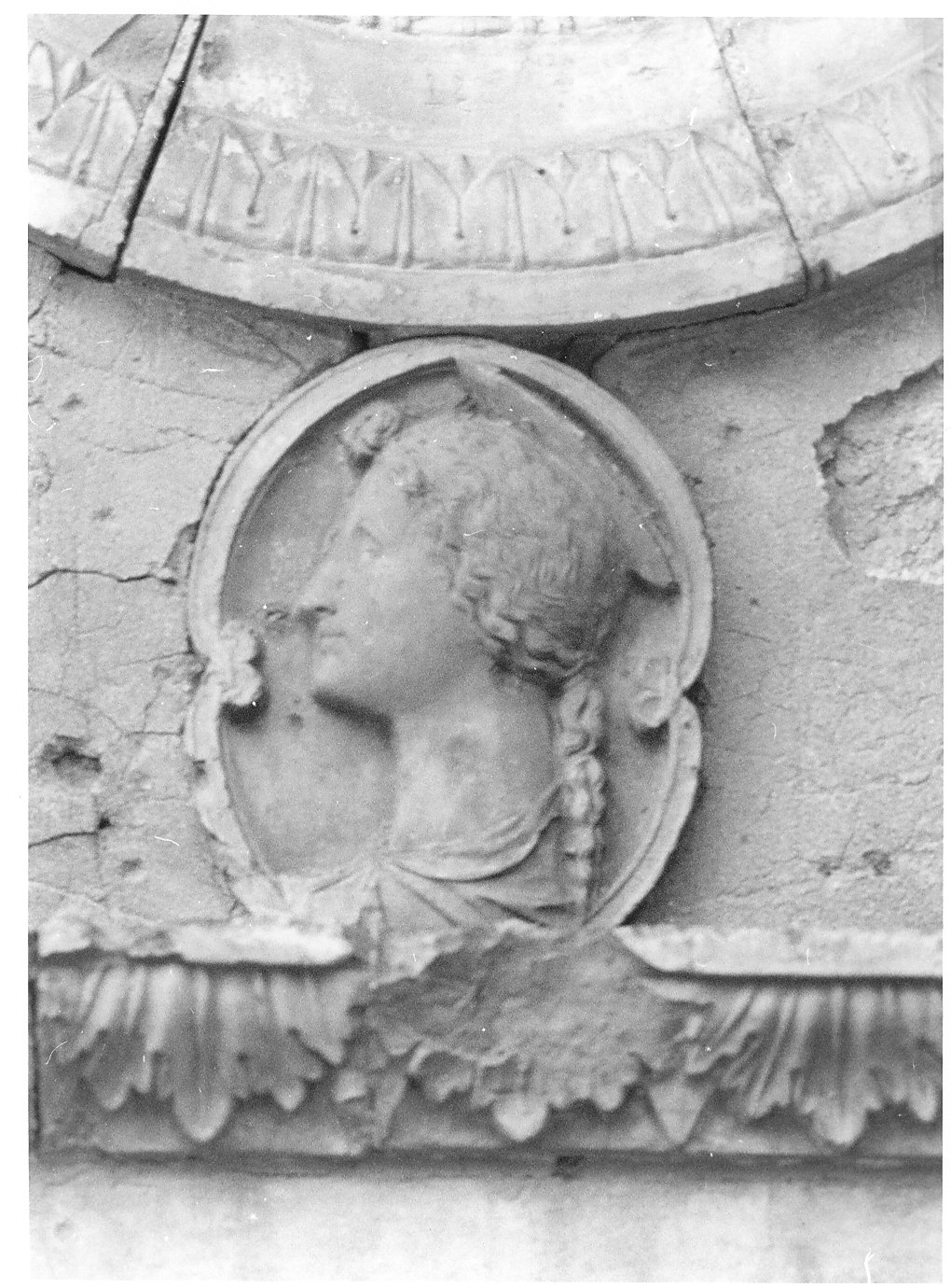 santa (decorazione plastica, opera isolata) - bottega lombarda (fine/inizio secc. XV/ XVI)