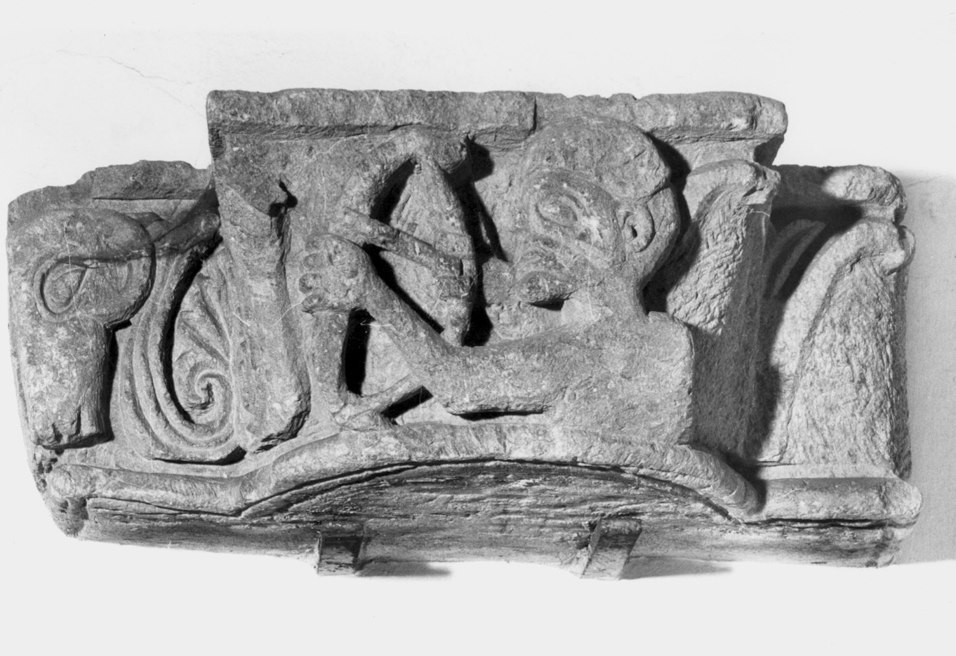 semicapitello figurato - bottega lombarda (sec. XII)