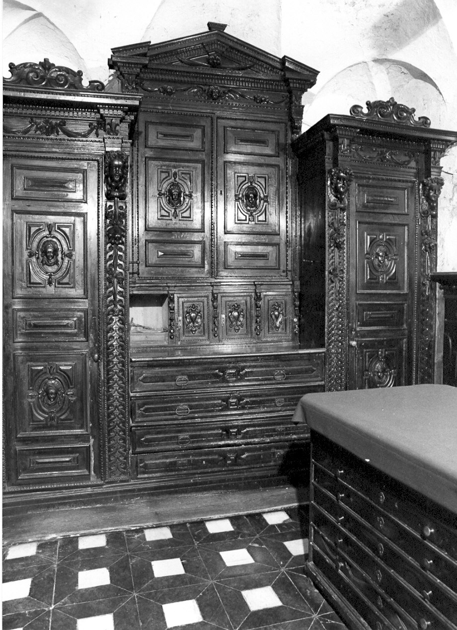 mobile da sacrestia con alzata, opera isolata - ambito lombardo (sec. XVI)