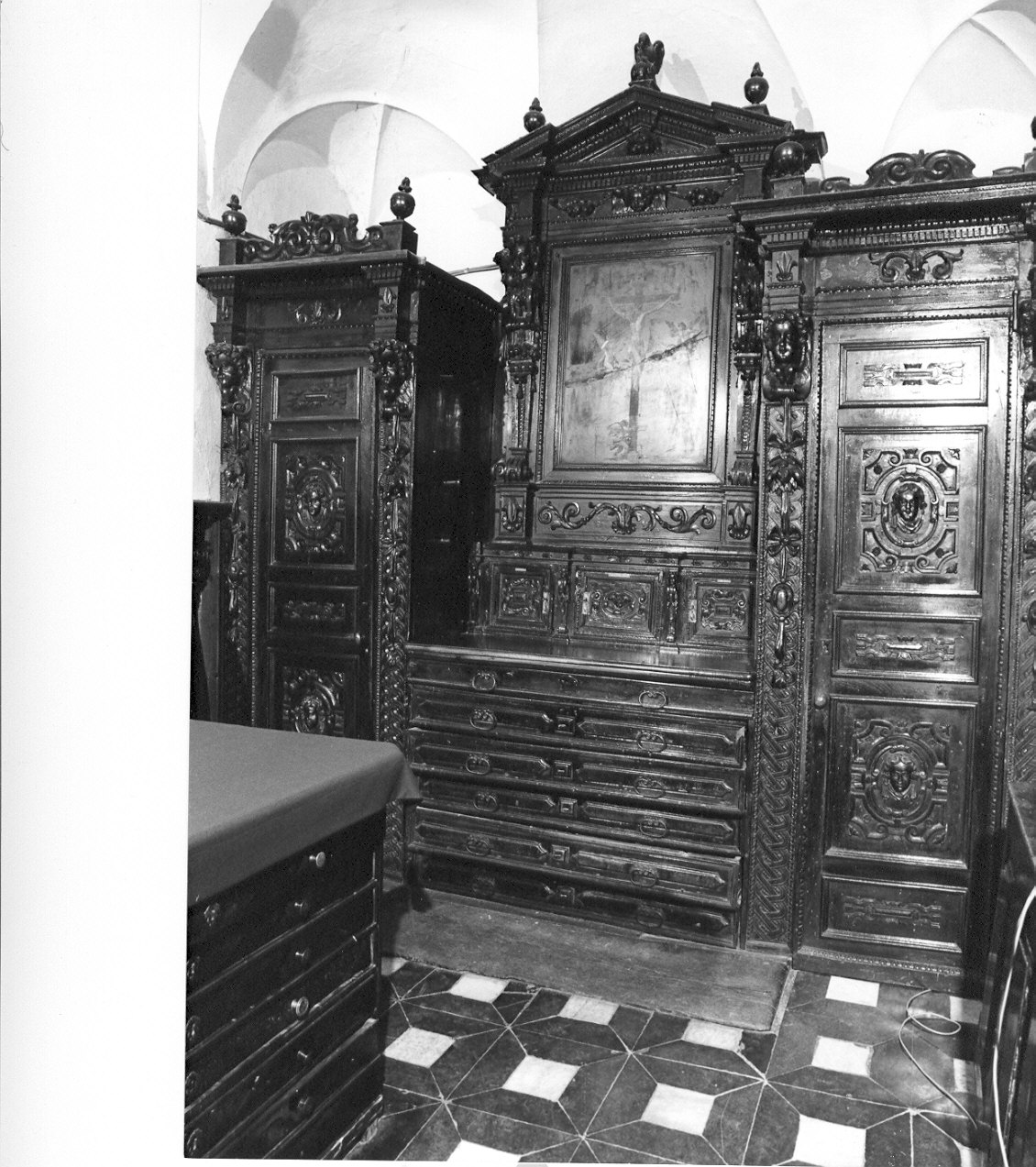 mobile da sacrestia con alzata, opera isolata - ambito lombardo (sec. XVI)