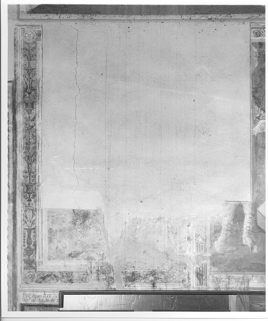 motivi decorativi a candelabra (dipinto murale, frammento) - ambito lombardo (sec. XVI)