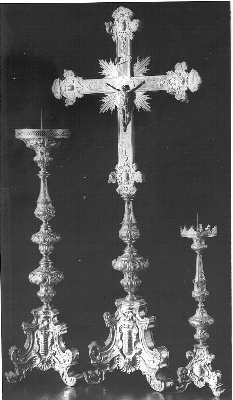 Servizio d'altare: 1 croce, 6 candelieri alti e 2 bassi (servizio d'altare) - bottega lombarda (sec. XVIII)