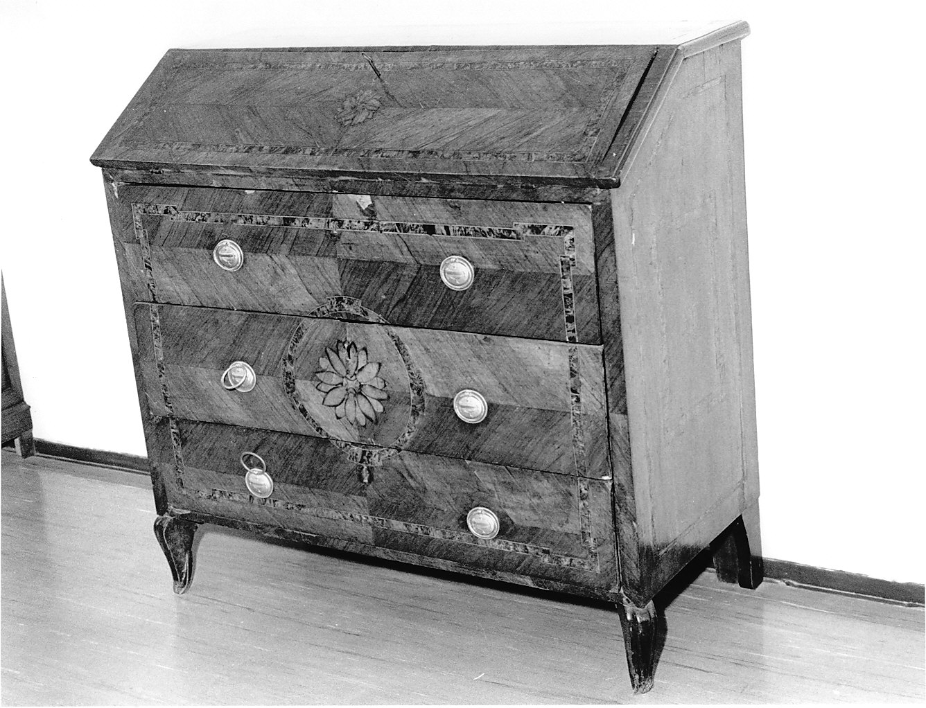 cassettone - a ribalta, opera isolata - bottega lombarda (fine/inizio secc. XVIII/ XIX)