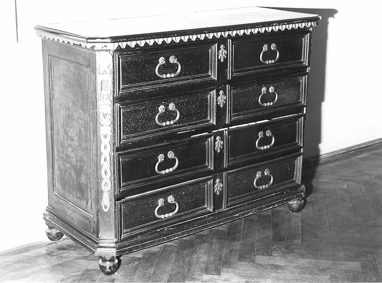 cassettone - bottega lombarda (secc. XVII/ XVIII)