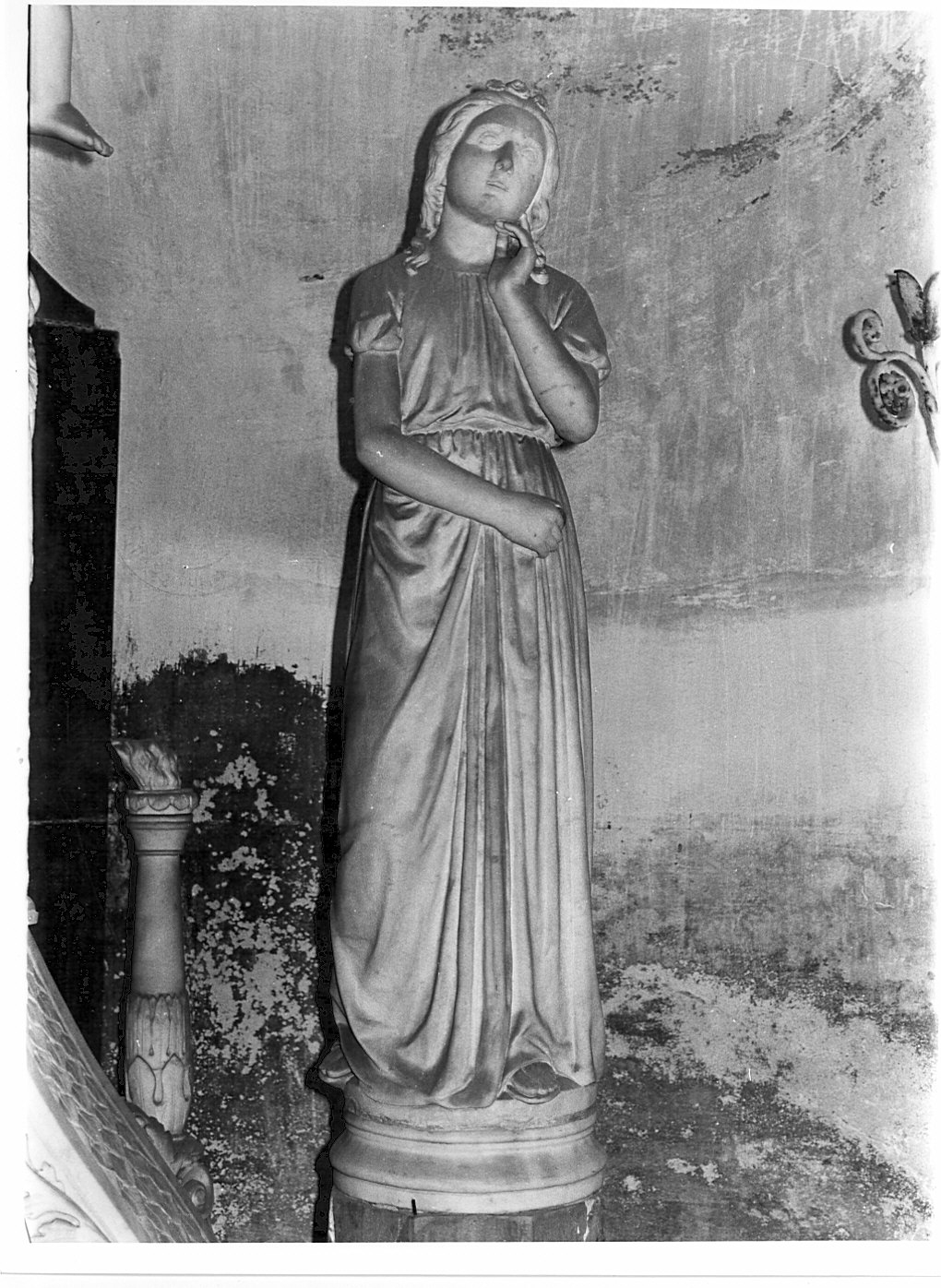 figura femminile dolente (statua, elemento d'insieme) di Garberini Giovan Battista (sec. XIX, sec. XIX)