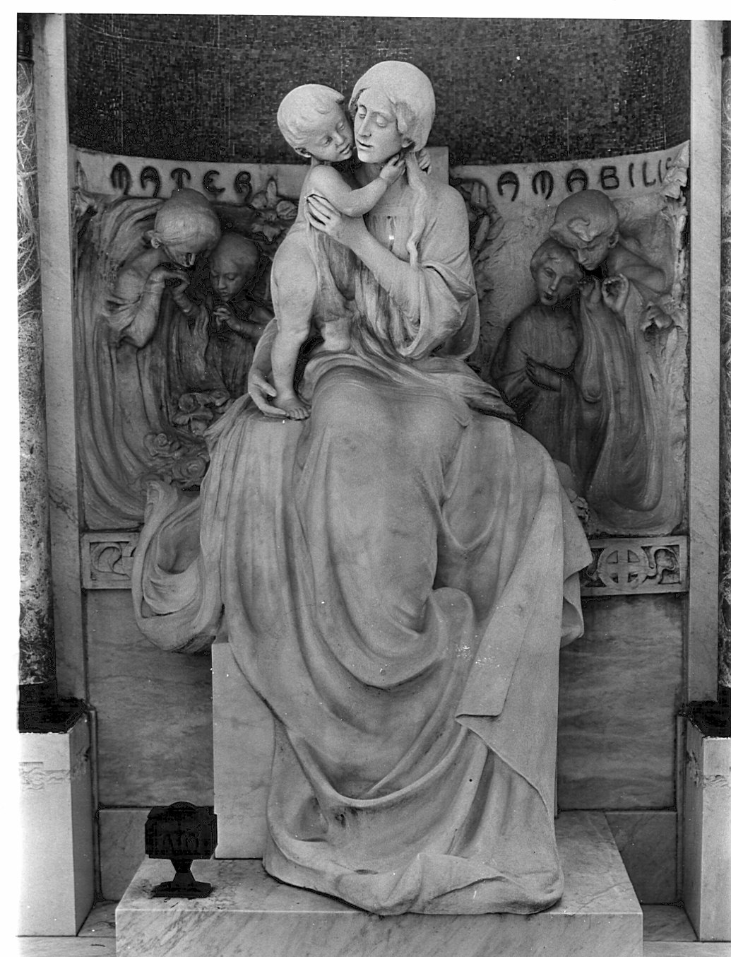 figura femminile con bambino (statua) di Villa Cesare (sec. XX)