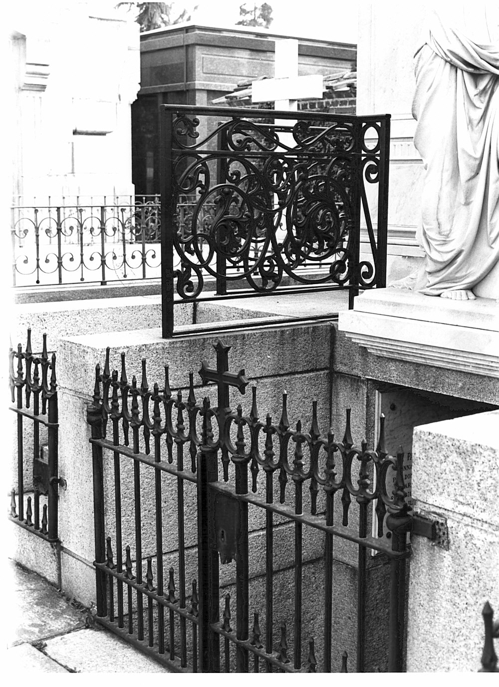 recinzione di monumento funebre - bottega lombarda (seconda metà sec. XIX)