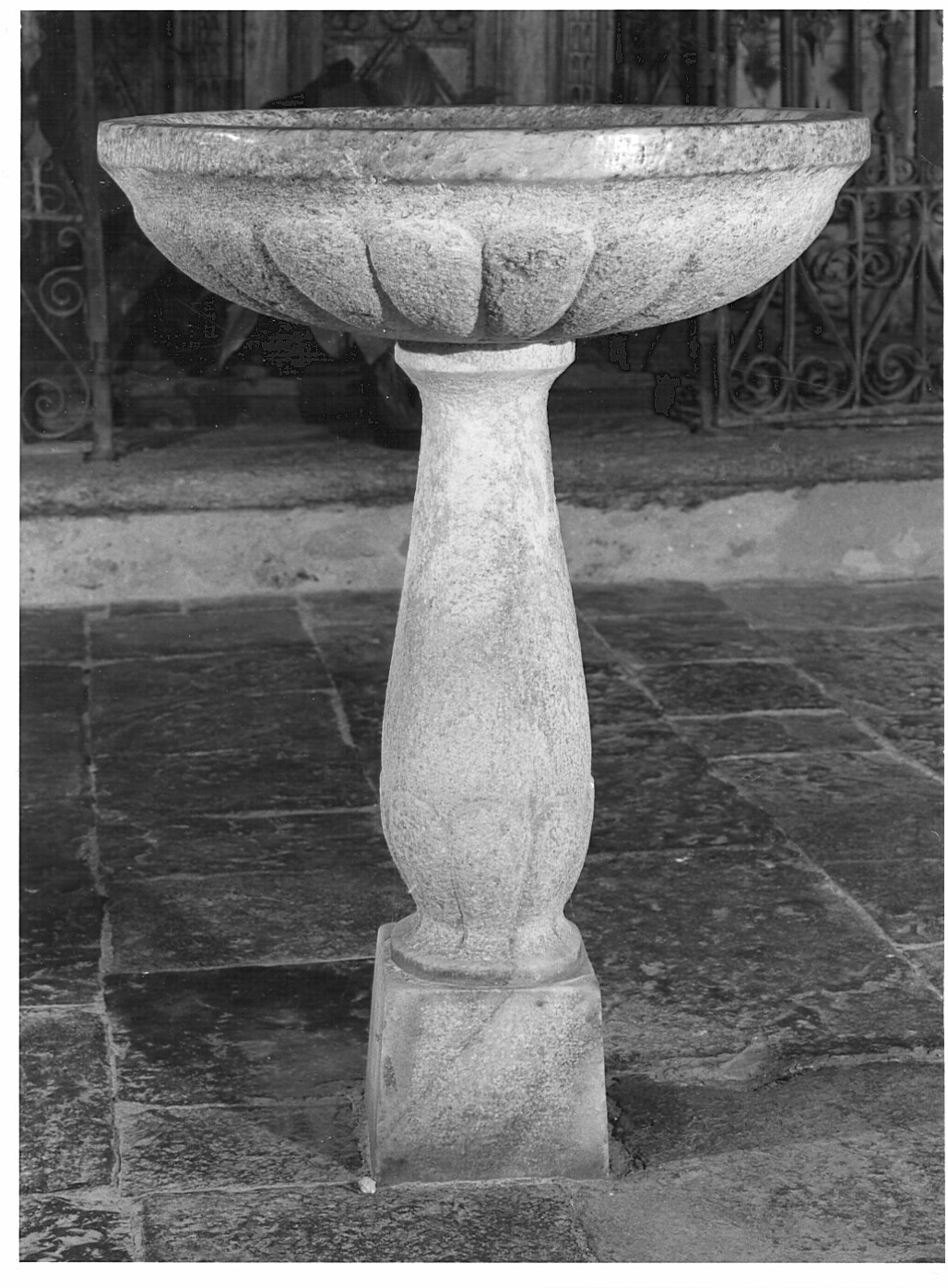 acquasantiera - bottega lombarda (fine/inizio secc. XV/ XVI)