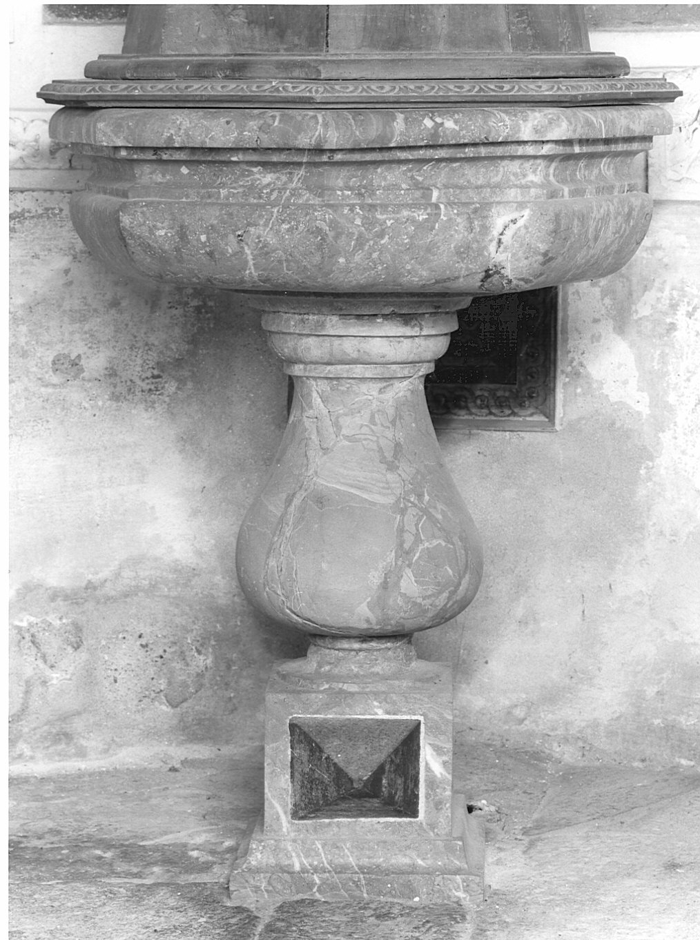 fontana battesimale - bottega lombarda (secondo quarto sec. XVII)