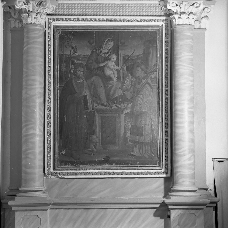 Madonna con Bambino tra San Luca e San Lorenzo (dipinto) di Pagani Vincenzo (attribuito) (sec. XVI)