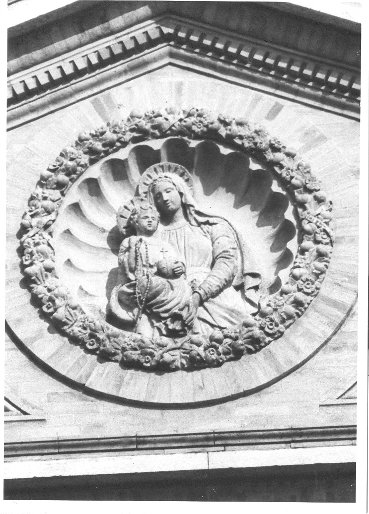 Madonna con Bambino (rilievo, elemento d'insieme) di Sacconi Giuseppe, Spagnolini Francesco, Benni Francesco (sec. XIX)