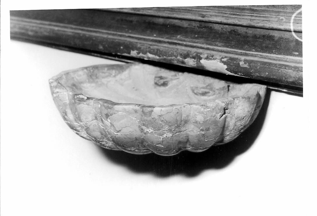 acquasantiera - a conchiglia, coppia - bottega marchigiana (sec. XVII)