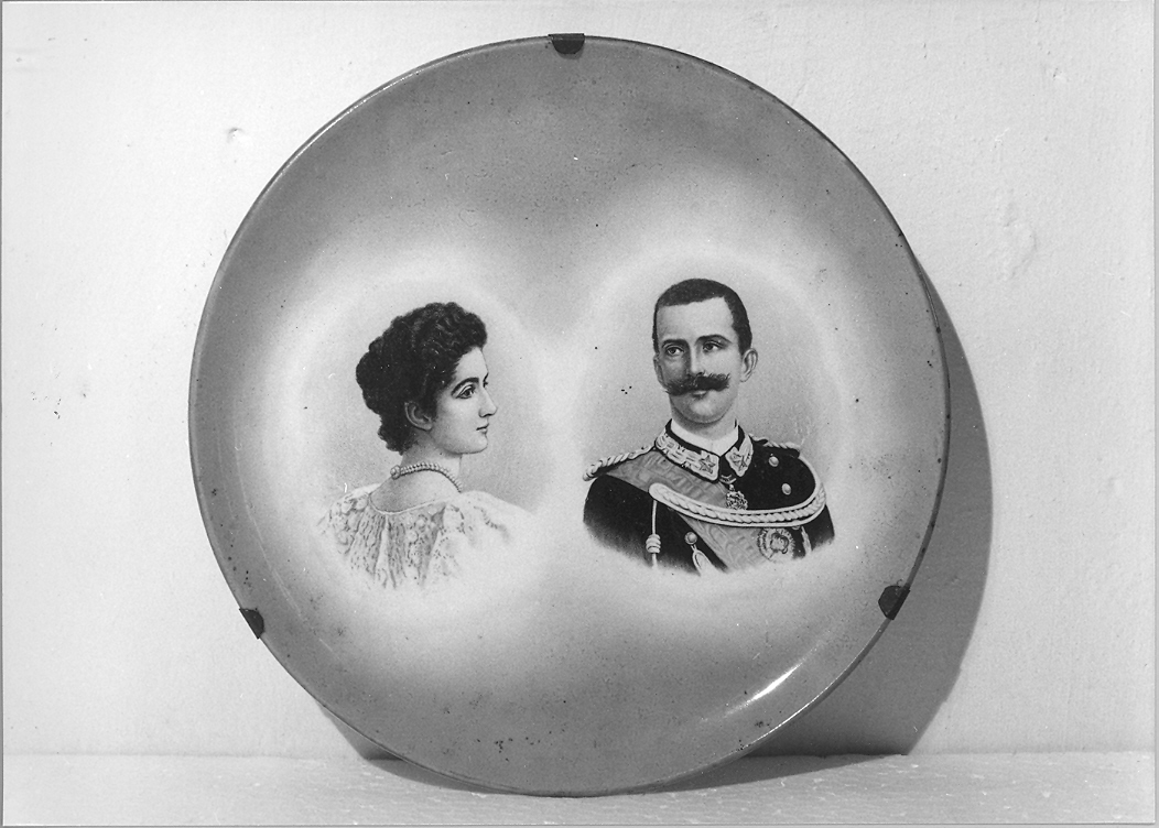 ritratti di Umberto I e Margherita di Savoia (piatto) - bottega marchigiana (seconda metà sec. XIX)