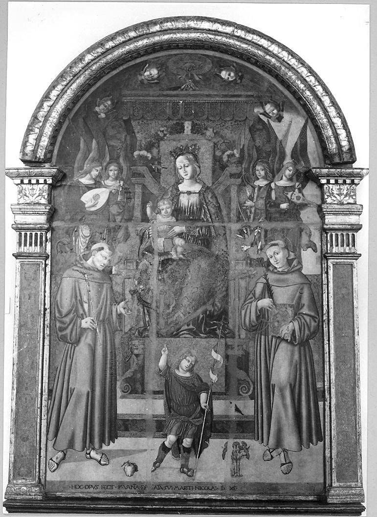 Madonna con Bambino in trono, San Francesco d`Assisi, Sant`Antonio da Padova, San Giovannino e angeli musicanti (dipinto) di Pompeo d'Anselmo (sec. XVI)