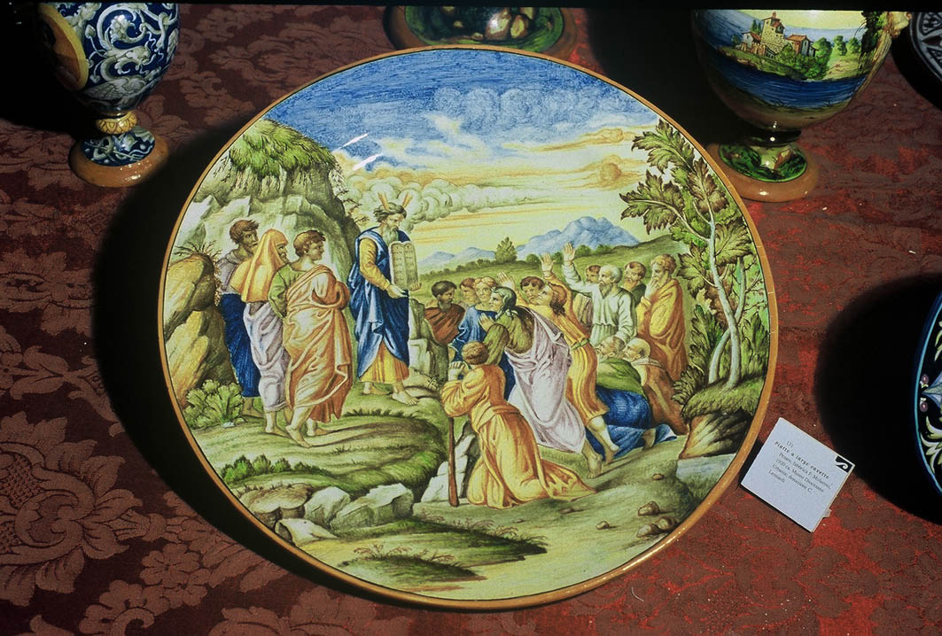 Mosè con le tavole della legge (piatto) - manifattura marchigiana (sec. XX)