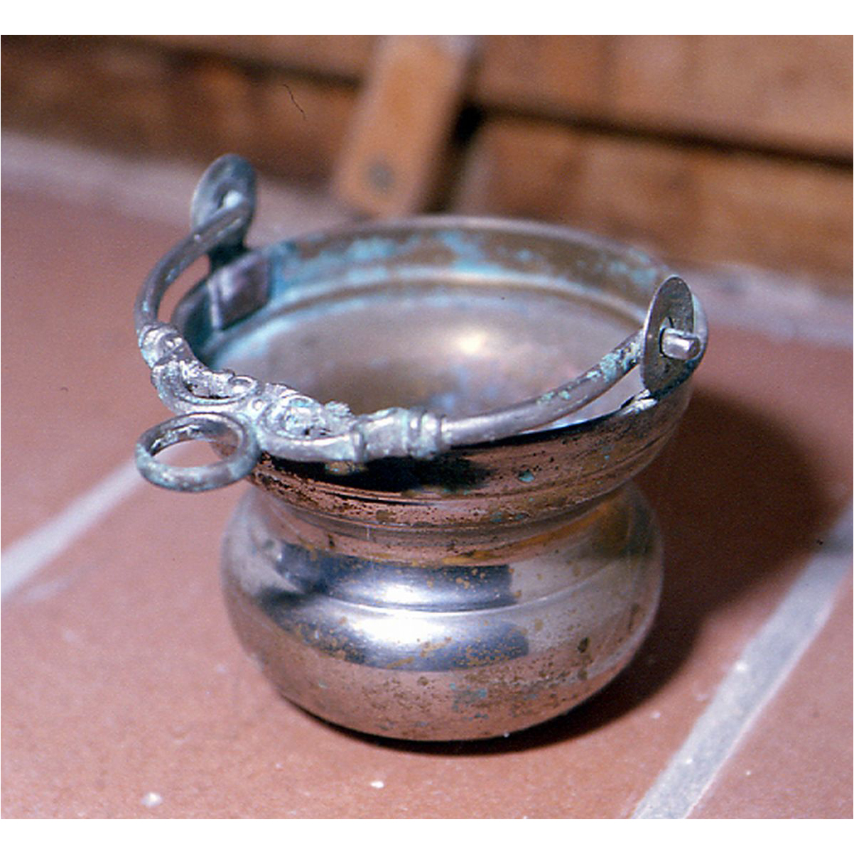 secchiello per l'acqua benedetta, elemento d'insieme - bottega marchigiana (fine/inizio secc. XIX/ XX)