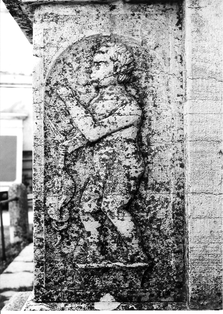 personificazione dell'inverno (rilievo, elemento d'insieme) di Giovan Battista da Bissone (e aiuti) (sec. XVI)