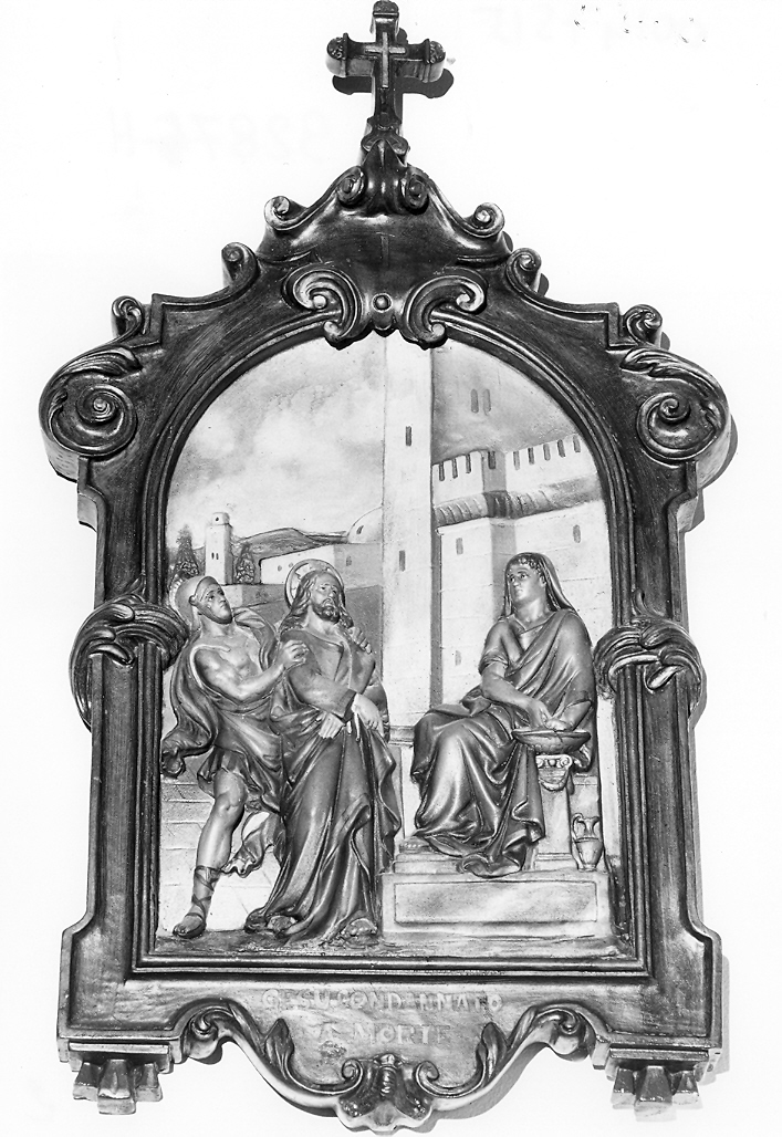 stazione I: Gesù condannato a morte (Via Crucis, elemento d'insieme) - bottega marchigiana (metà sec. XX)