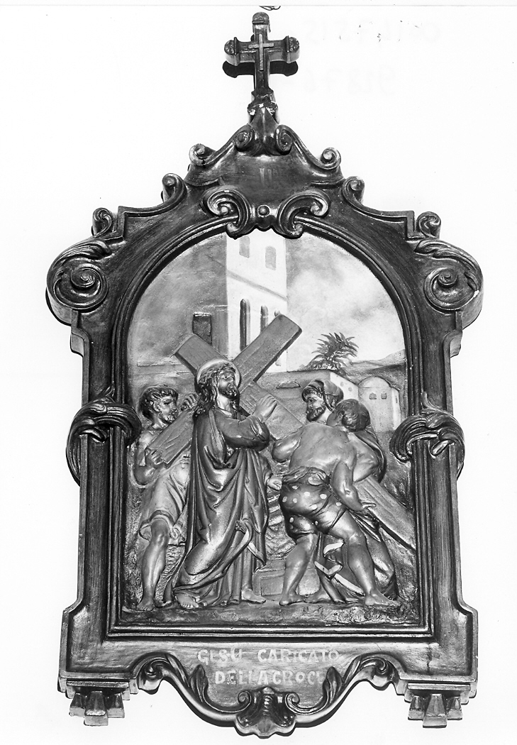 stazione II: Gesù caricato della croce (Via Crucis, elemento d'insieme) - bottega marchigiana (metà sec. XX)
