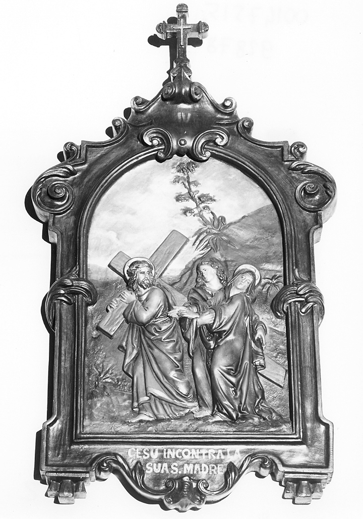 stazione IV: Gesù incontra la Madonna (Via Crucis, elemento d'insieme) - bottega marchigiana (metà sec. XX)