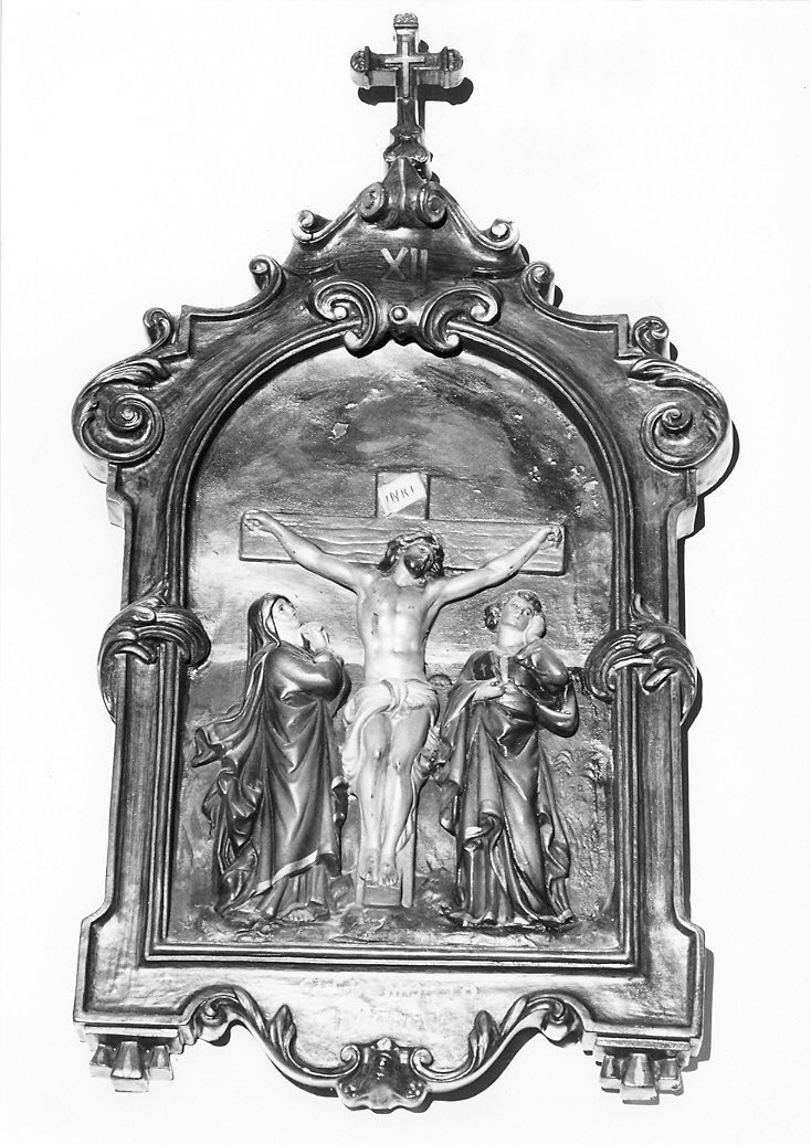 stazione XII: Gesù innalzato e morto in croce (Via Crucis, elemento d'insieme) - bottega marchigiana (metà sec. XX)