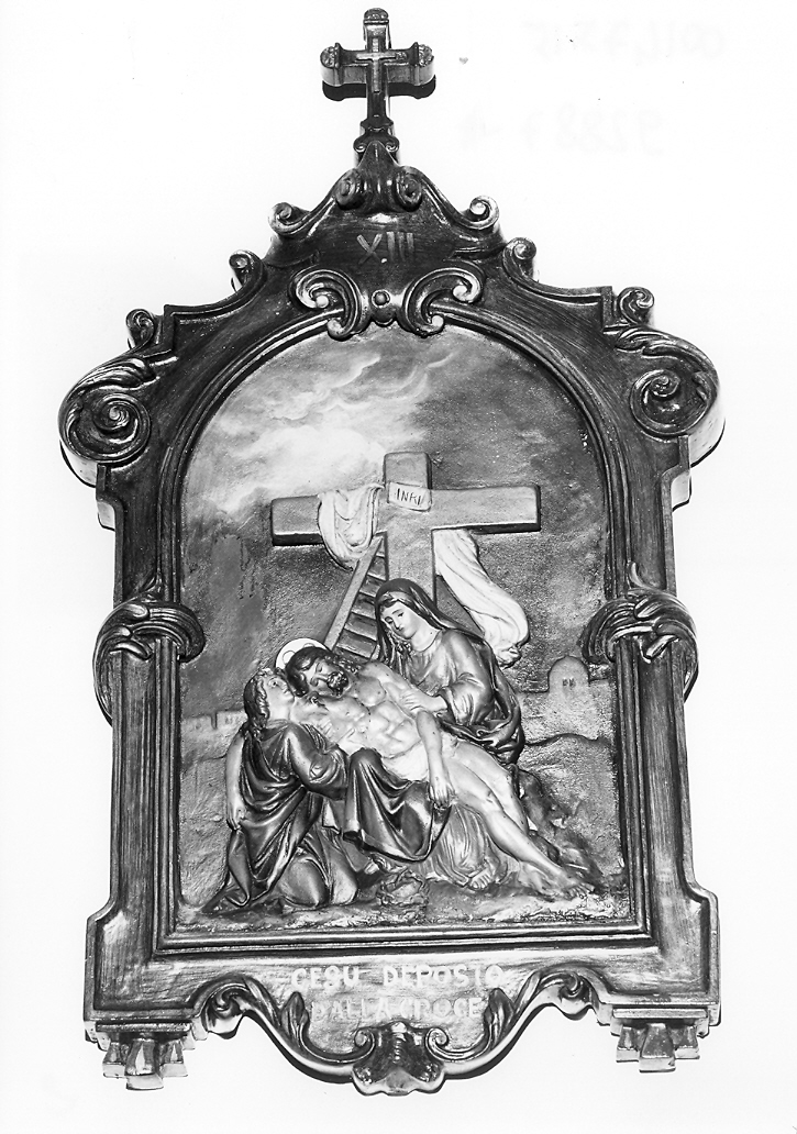 stazione XIII: Gesù deposto dalla croce (Via Crucis, elemento d'insieme) - bottega marchigiana (metà sec. XX)
