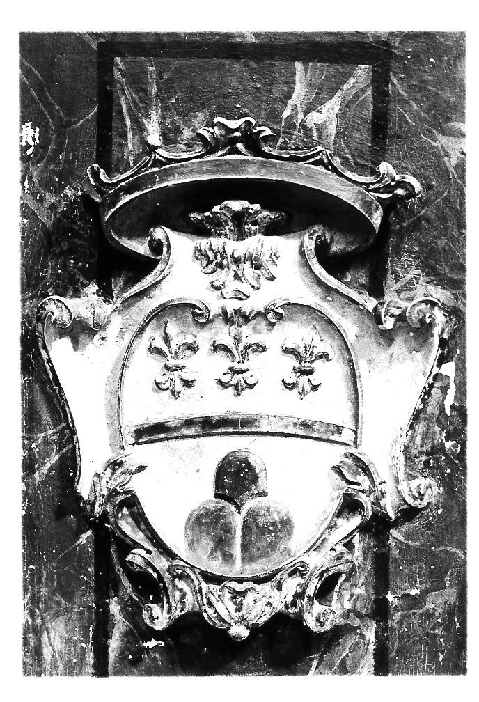 stemma gentilizio della famiglia Pasqualucci (rilievo, coppia) - bottega marchigiana (sec. XVIII)