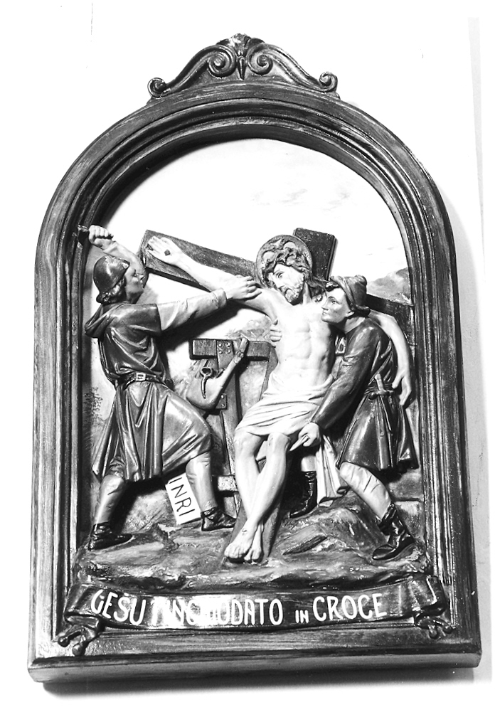 stazione XI: Gesù inchiodato alla croce (Via Crucis, elemento d'insieme) - ambito marchigiano (prima metà sec. XX)