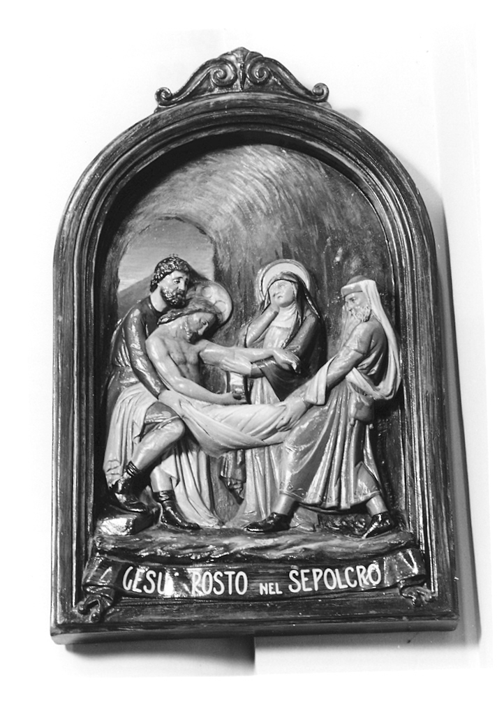 stazione XIV: Gesù deposto nel sepolcro (Via Crucis, elemento d'insieme) - ambito marchigiano (prima metà sec. XX)