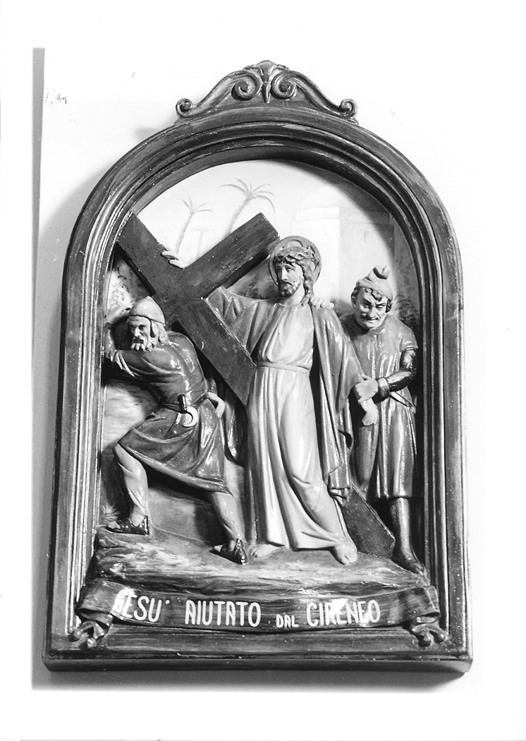 stazione V: Gesù aiutato da Simone il Cireneo a portare la croce (Via Crucis, elemento d'insieme) - ambito marchigiano (prima metà sec. XX)