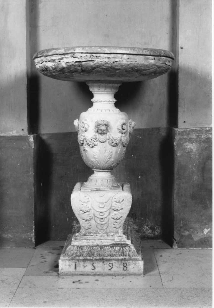 acquasantiera - a fusto - ambito marchigiano (sec. XVI)