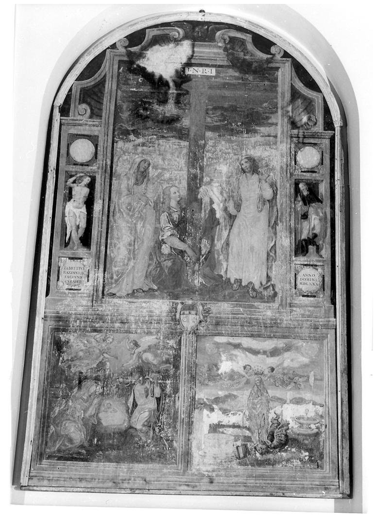 Cristo crocifisso con la Madonna, San Giovanni Evangelista, San Sebastiano e San Rocco (dipinto) di Ramazzani Ercole (sec. XVI)