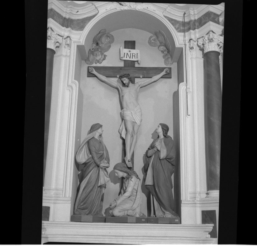 Cristo crocifisso con la Madonna, Santa Maria Maddalena e San Giovanni Evangelista (gruppo scultoreo) di Zanazio Rosa (prima metà sec. XX)