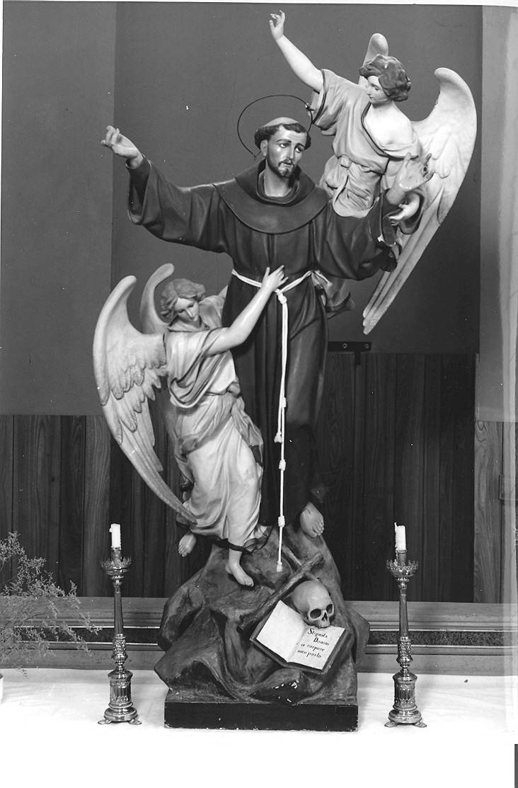 San Francesco d'Assisi sostenuto da due angeli dopo aver ricevuto le stimmate (statua) di Guacci Luigi (sec. XX)