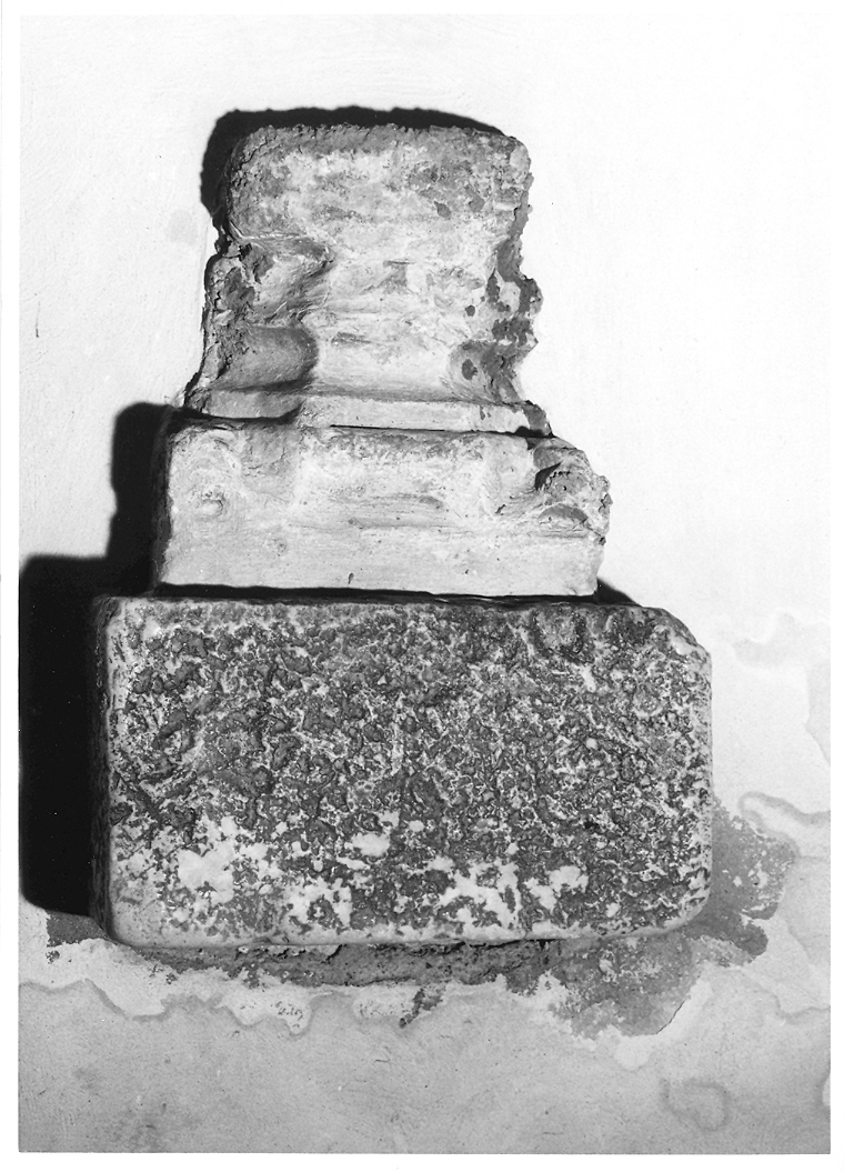 acquasantiera da parete - manifattura marchigiana (sec. XVI)