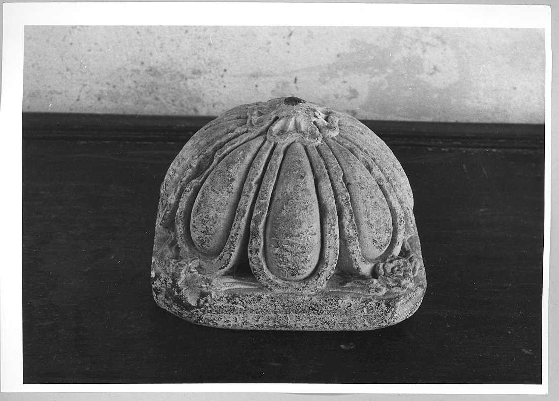 decorazione plastica, frammento - bottega marchigiana (fine/inizio secc. XVI/ XVII)