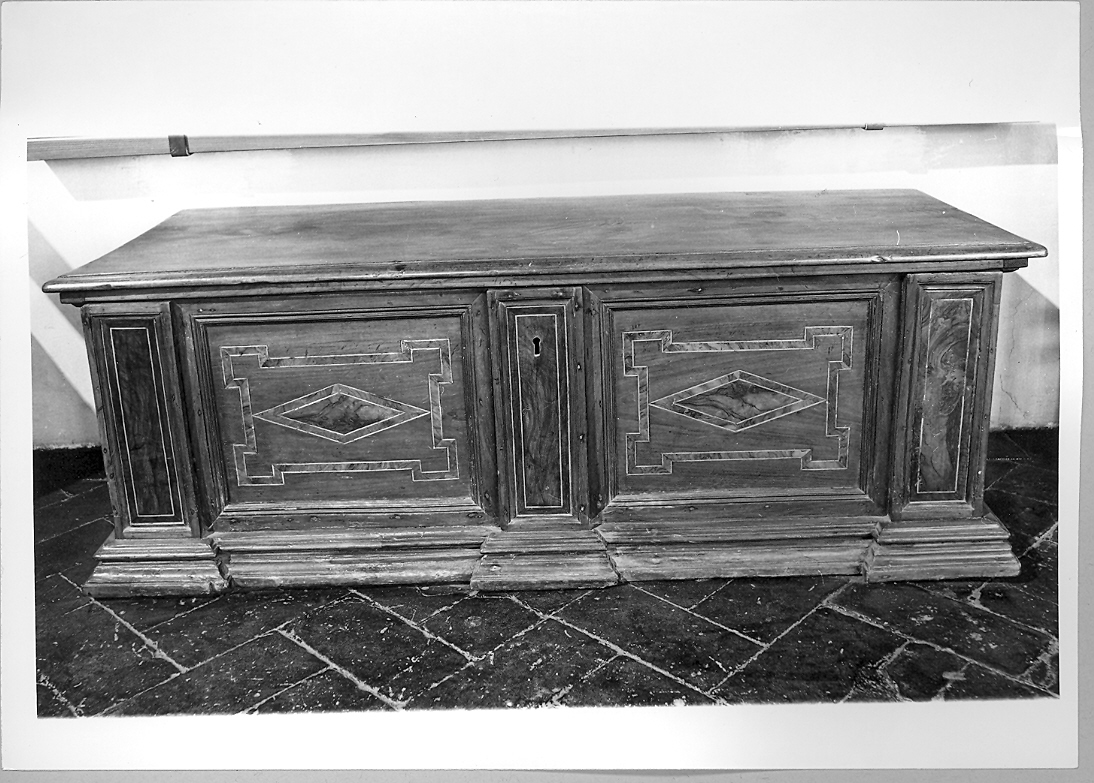 cassapanca - bottega marchigiana (fine/inizio secc. XVII/ XVIII)