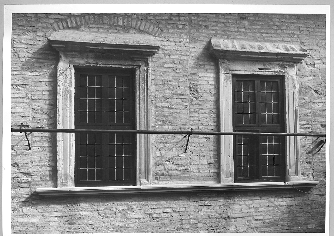 finestra, coppia - bottega marchigiana (sec. XVI)