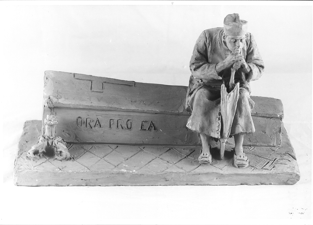 figura di sacerdote seduto sopra una bara (scultura) di Michieli Giuseppe (inizio sec. XX)