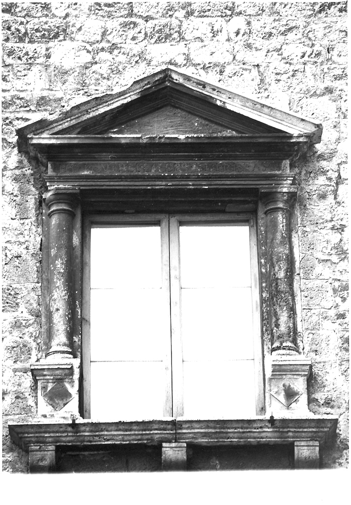 mostra di finestra di Filotesio Nicola detto Cola dell'Amatrice (attribuito) (ultimo quarto sec. XVI)