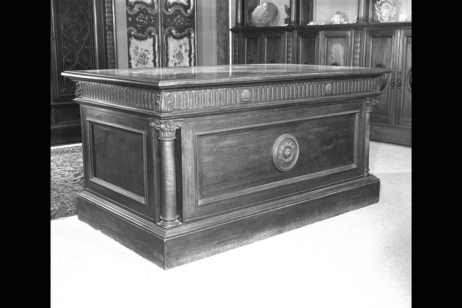 scrivania, elemento d'insieme - bottega marchigiana (prima metà sec. XX)