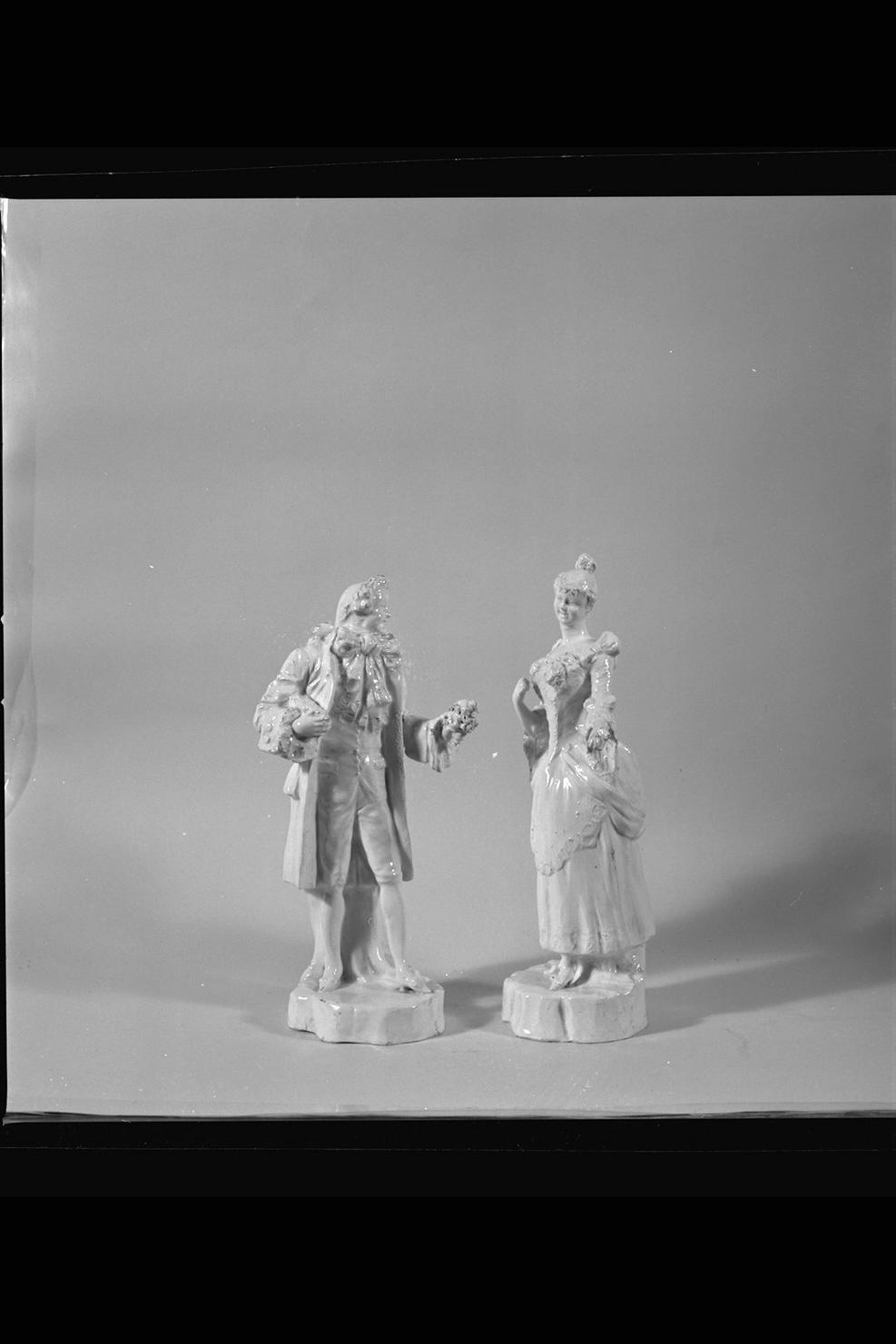 figura maschile del secolo XVIII (scultura) - produzione Europa centrale (fine/inizio secc. XIX/ XX)
