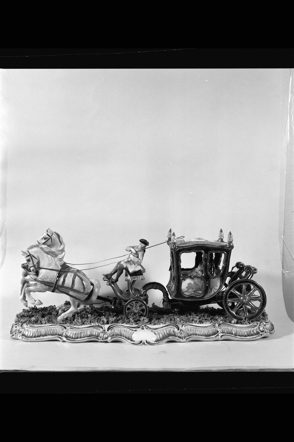 carrozza del secolo XVIII con tiro a due, cocchiere, dama e cavaliere (scultura) - manifattura Fabris (prima metà sec. XX)