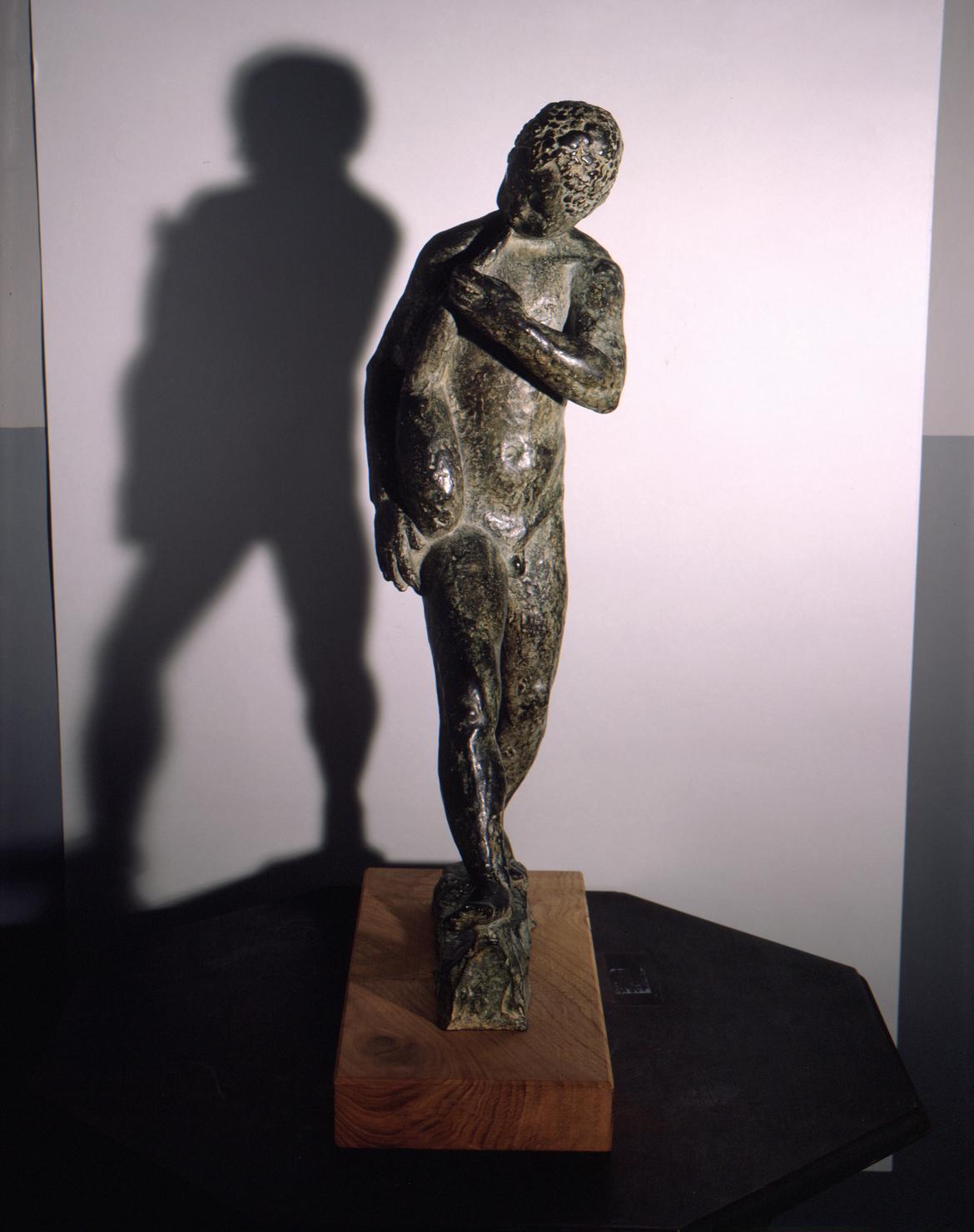Lo zampognaro, figura maschile con zampognaro (scultura) di Marini Marino (sec. XX)