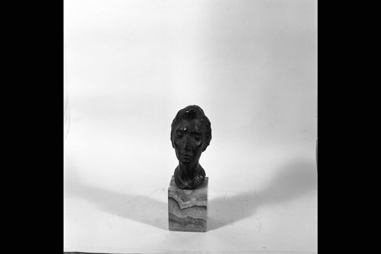 testa di donna (scultura) di Martinez Gaetano (sec. XX)